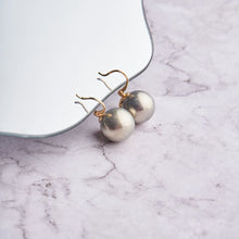 Load image into Gallery viewer, 16MM Round Pearl Kadi Earrings - Grey
